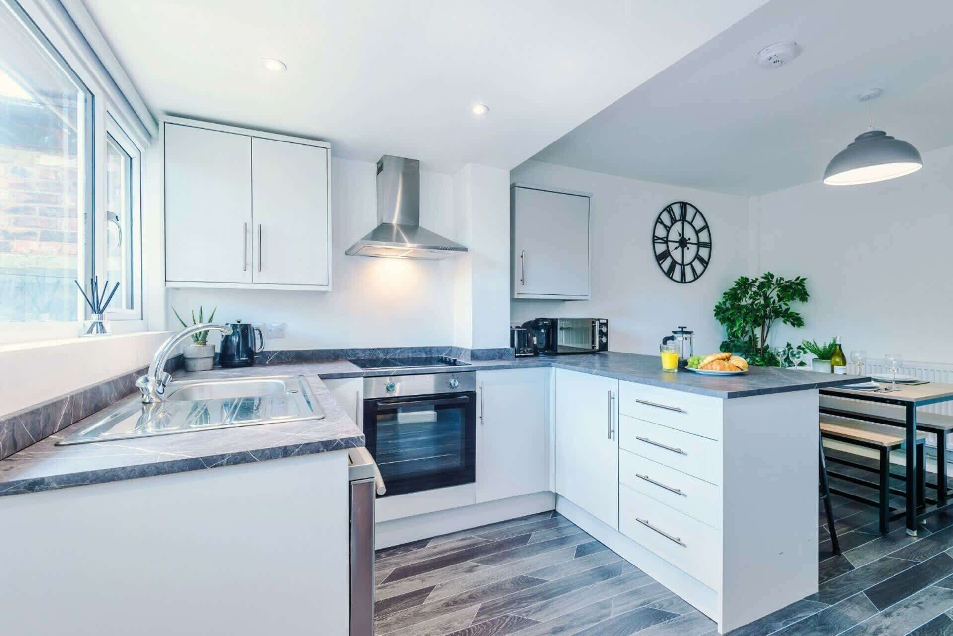 冷蔵庫、電子レンジ、オーブン、コンロ