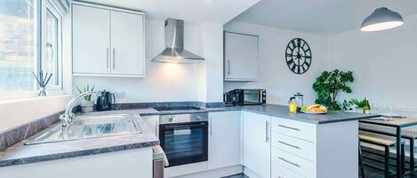 冷蔵庫、電子レンジ、オーブン、コンロ