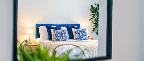 Tabla de planchar con plancha, acceso a internet y ropa de cama