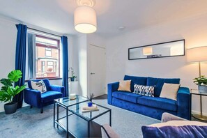 TV - 2BDR Droylsden House | Free Street Parking (Manchester)