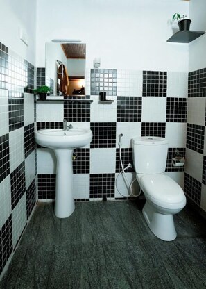 Deluxe Double Room | Bathroom | Towels - Weligama Bungalow (Weligama)