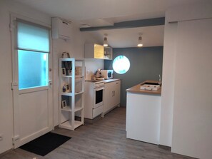 Private kitchen - Gîte le Compas, 800 m from the town center and the main beach. (La Tranche-sur-Mer)