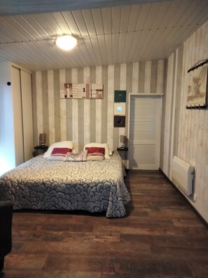 Iron/ironing board, WiFi, bed sheets