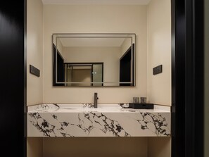 Artículos de tocador gratuitos, secador de pelo, toallas, jabón