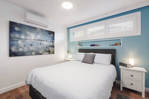 Tabla de planchar con plancha, internet y ropa de cama 