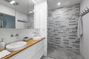 Regadera y secadora de cabello 