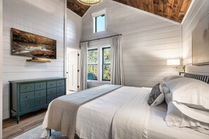 Escritorio, tabla de planchar con plancha, cuna de viaje y wifi gratis 