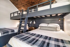 Desk, iron/ironing board, travel cot, free WiFi - Hot Tub, Game Room, Wraparound Deck | White Pines by AvantStay | (Sevierville)