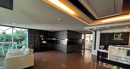 Quiet Condo, Minutes to Everything