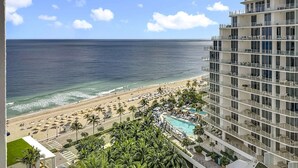 Ein Hotel direkt am Strand mit Pool, Strandzugang und Meerblick.