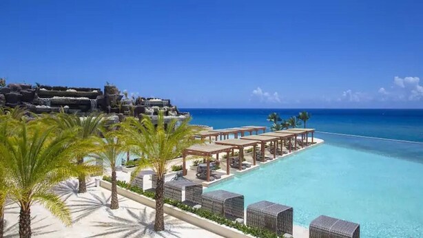 A resort with a pool, palm trees, and a view of the ocean. - Villa Ocean Dream 3BR Oasis and guesthouse (Sosúa)