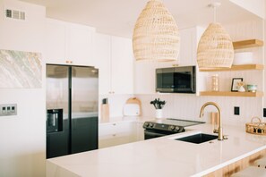 雪櫃、微波爐、焗爐、爐具