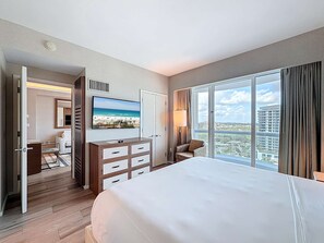 Escritorio, tabla de planchar con plancha, wifi y ropa de cama 