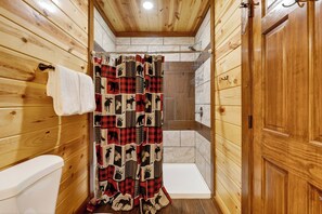 Regadera, secadora de cabello, toallas 