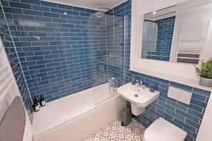 Secadora de cabello, toallas, jabón, papel de baño 