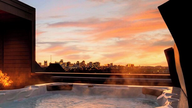 A hot tub with a city skyline view at sunset. - Hottub + Speakeasy Lounge + Premium Karaoke + Rooftop + Near Downtown Nashville (Nashville)