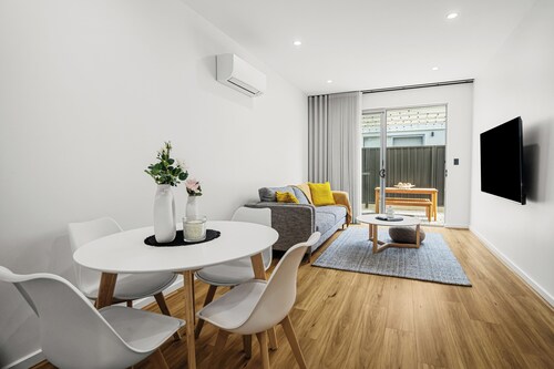 Relax by the Beach, Close to Everything - Minutes from City & Airport!