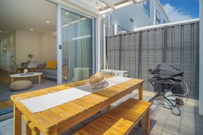 Outdoor dining - Relax by the Beach, Close to Everything - Minutes from City & Airport! (Flinders Park)