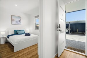 Iron/ironing board, WiFi, bed sheets - Relax by the Beach, Close to Everything - Minutes from City & Airport! (Flinders Park)