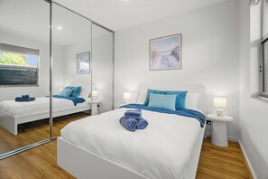 Iron/ironing board, WiFi, bed sheets - Relax by the Beach, Close to Everything - Minutes from City & Airport! (Flinders Park)