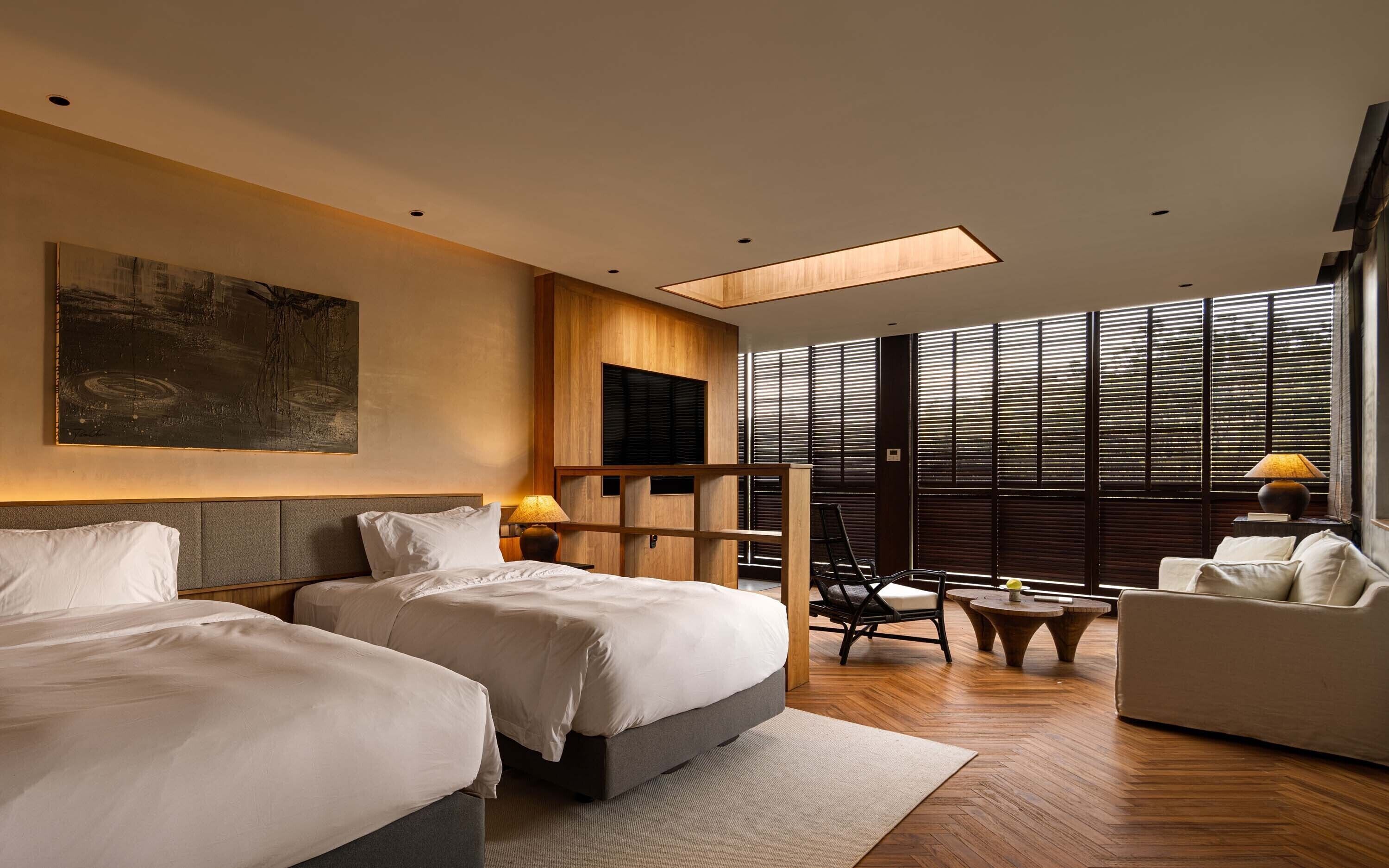 Phòng 2 giường đơn có thiết kế đặc trưng | Minibar với thức uống miễn phí, két bảo mật tại phòng, bàn 