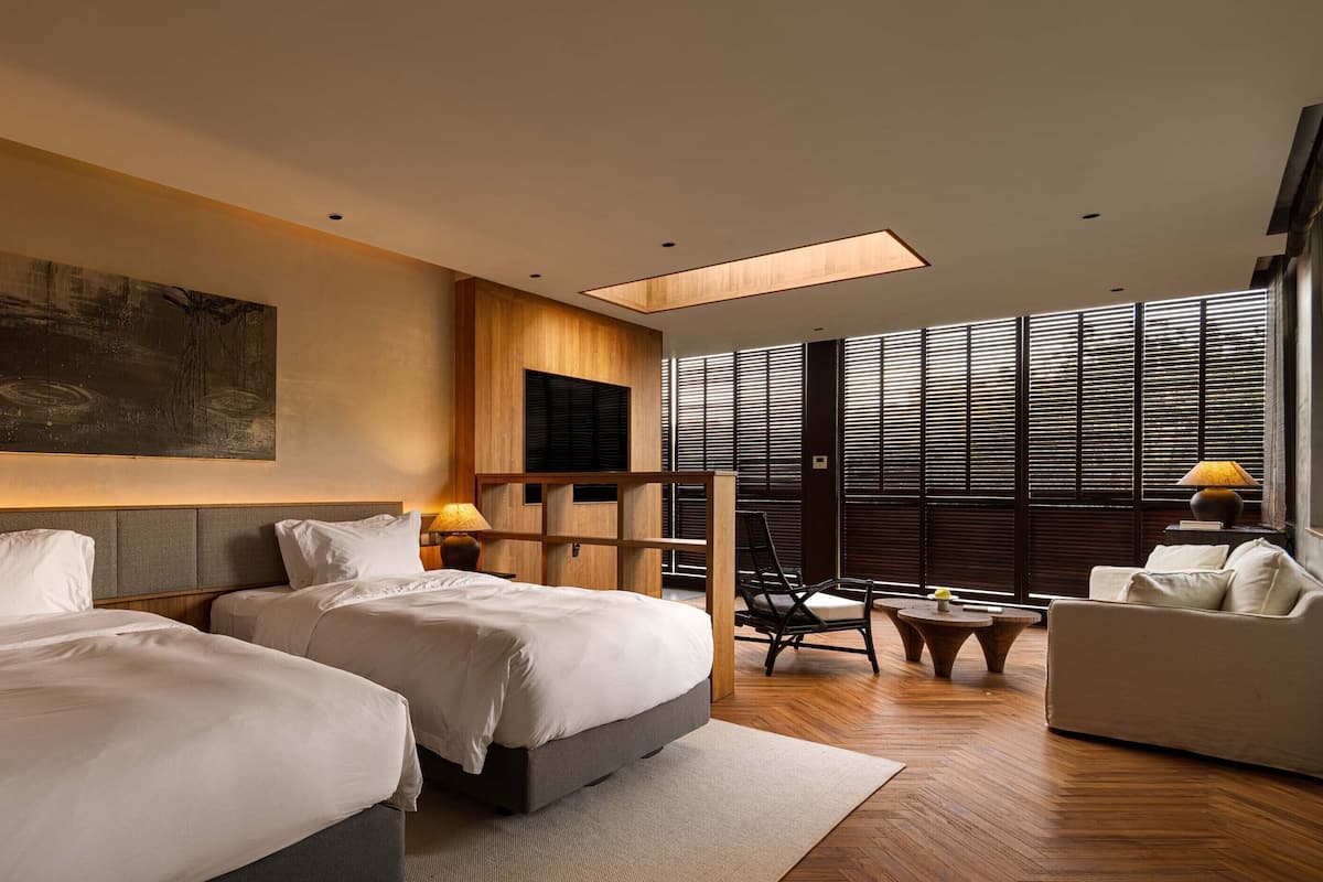 Phòng 2 giường đơn có thiết kế đặc trưng | Minibar với thức uống miễn phí, két bảo mật tại phòng, bàn