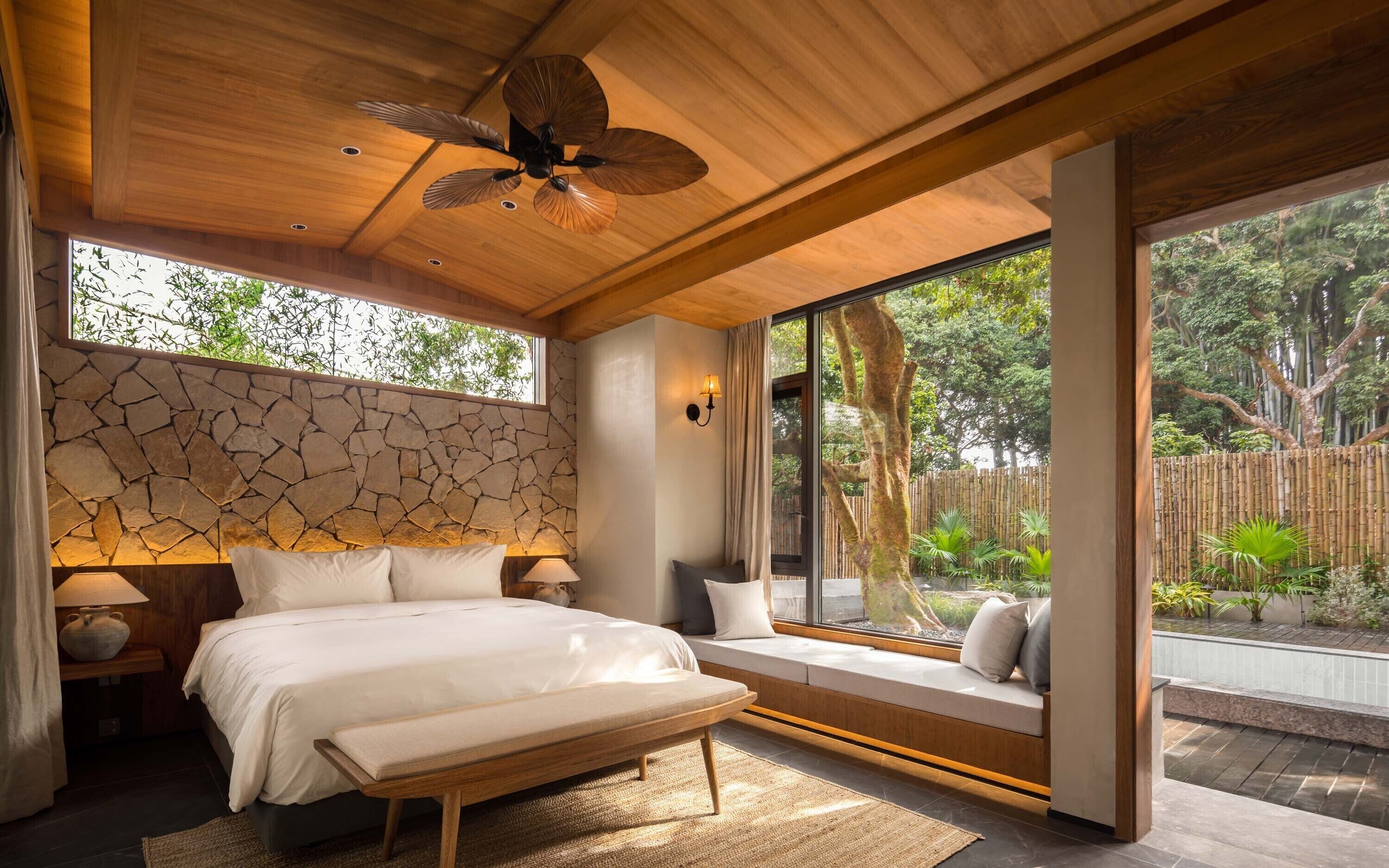 Phòng Suite Cao cấp | Minibar với thức uống miễn phí, két bảo mật tại phòng, bàn 