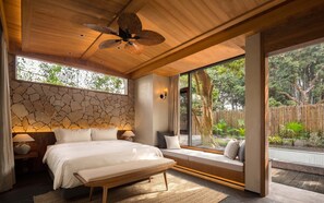 Phòng Suite Cao cấp | Minibar với thức uống miễn phí, két bảo mật tại phòng, bàn 