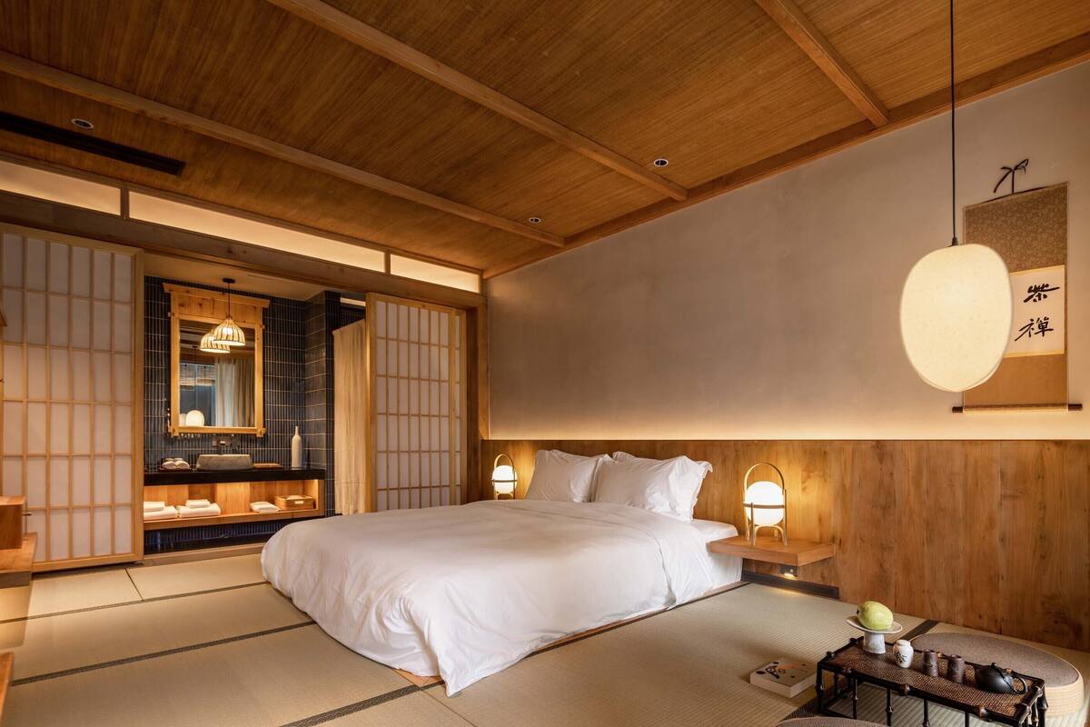 Phòng đôi kiểu Nhật | Minibar với thức uống miễn phí, két bảo mật tại phòng, bàn