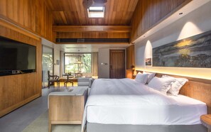 Minibar con artículos gratuitos y caja de seguridad en la habitación 