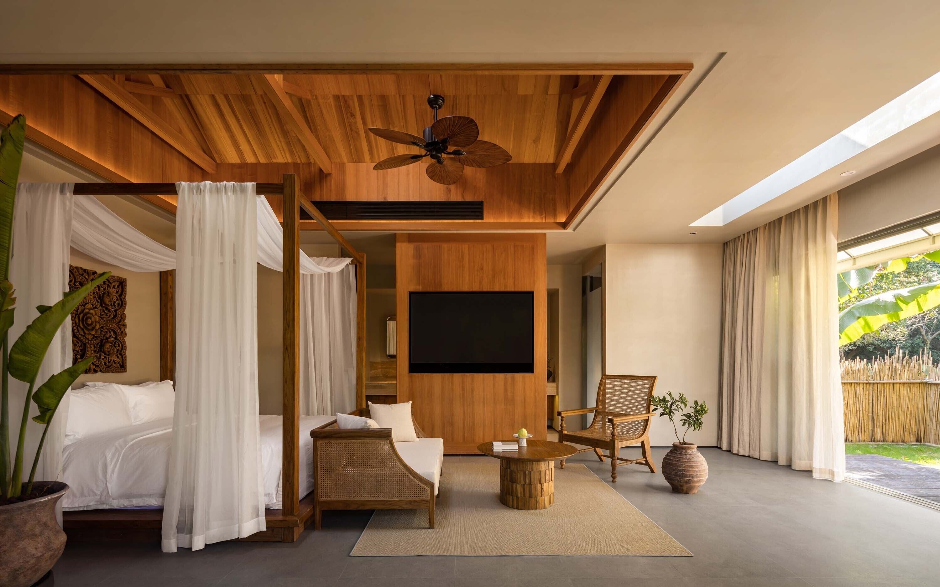 Phòng đôi Cao cấp | Minibar với thức uống miễn phí, két bảo mật tại phòng, bàn 