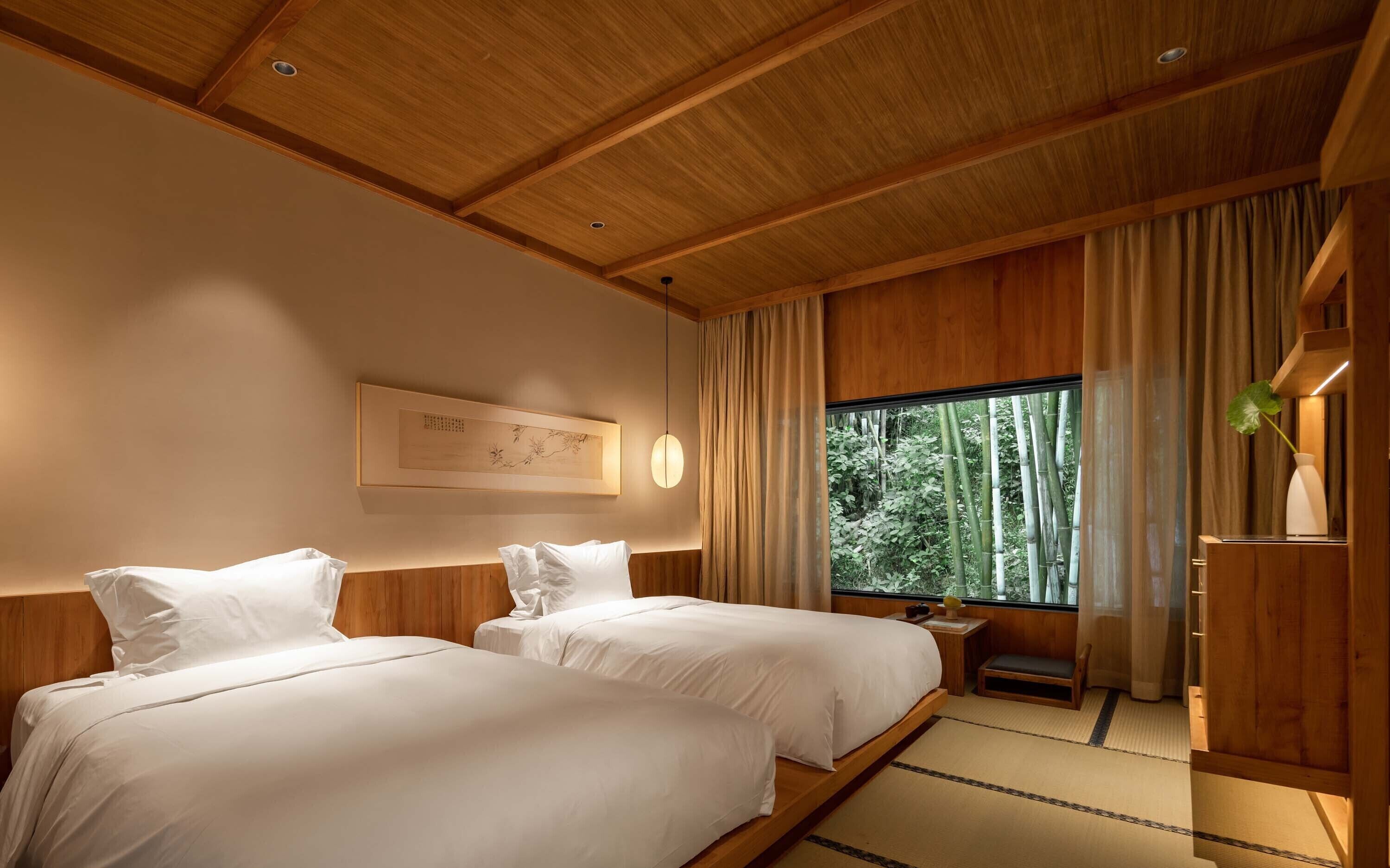 Phòng 2 giường đơn kiểu Nhật | Minibar với thức uống miễn phí, két bảo mật tại phòng, bàn 