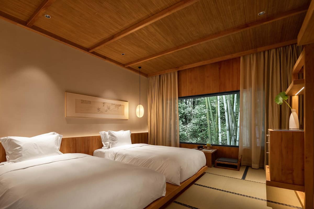 Phòng 2 giường đơn kiểu Nhật | Minibar với thức uống miễn phí, két bảo mật tại phòng, bàn