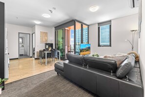 Smart TV, ping pong, books - 2BR East End Escape | Parking + Balcony + Cinema (Adelaide)