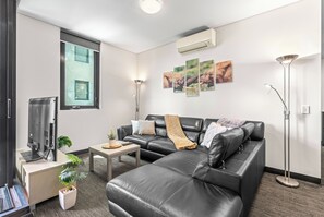 Smart-tv, ett bordtennisbord och böcker