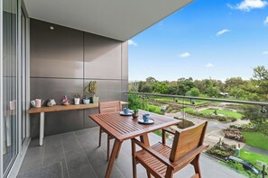 Outdoor dining - Adelaide Parkside Escape | 2BR + Gym + Parking (Adelaide)
