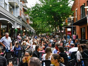 Outdoor dining - Adelaide City Lights Apt | 2BR + Parking + Cinema (Adelaide)