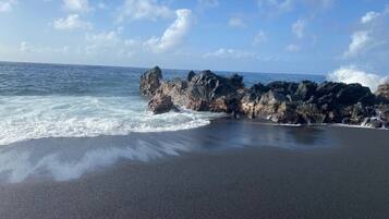 Perto da praia, areia preta