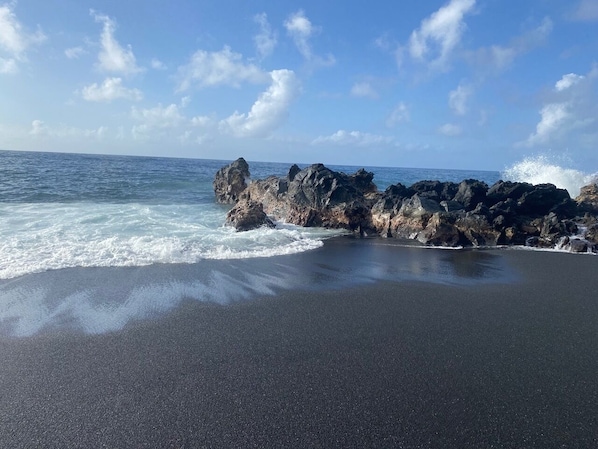Perto da praia, areia preta