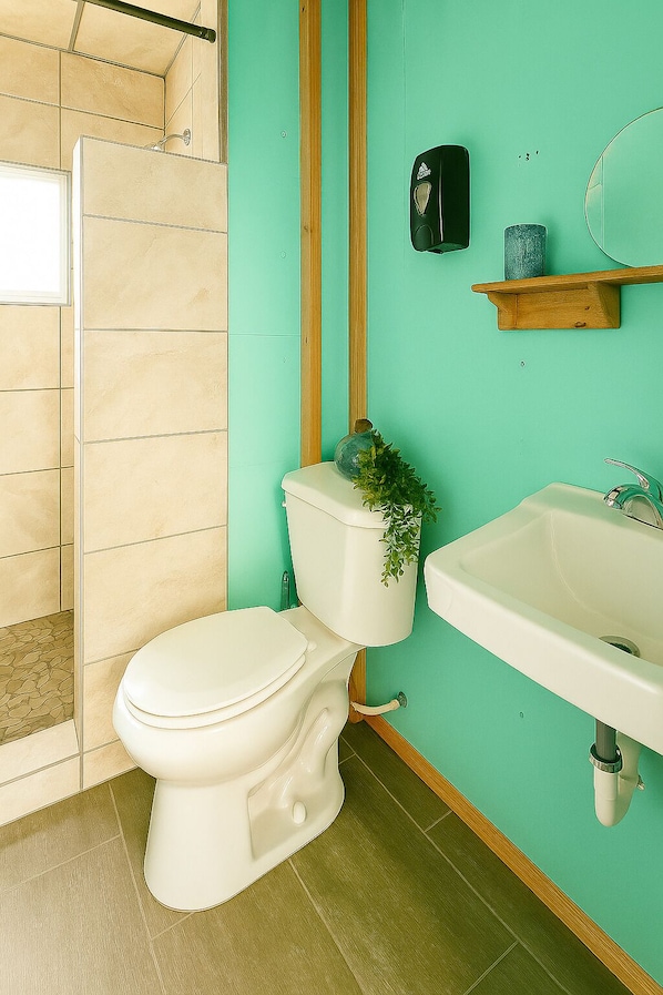 A bathroom with a toilet, sink, and shower. - Open Gate Hostel Hawaii (Pāhoa)