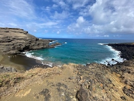 Una playa cerca, arena negra