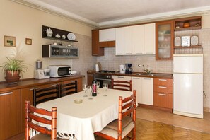 Wasserkocher mit Kaffee-/Teezubehör, Kühlschrank, Mikrowelle, Ofen