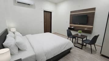 Deluxe-herbergi með tvíbreiðu rúmi - útsýni yfir port | Öryggishólf í herbergi, skrifborð, vinnuaðstaða fyrir fartölvur