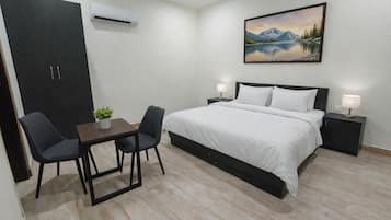 Deluxe-herbergi með tvíbreiðu rúmi - útsýni yfir port | Öryggishólf í herbergi, skrifborð, vinnuaðstaða fyrir fartölvur