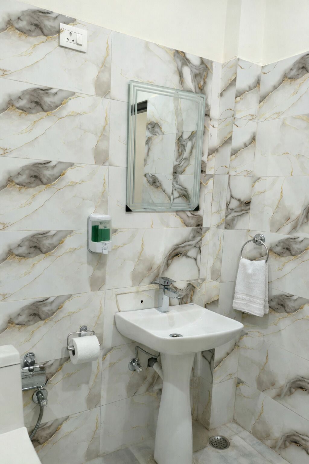 Deluxe Double Room, Courtyard View | Bathroom | Free toiletries, towels, soap, shampoo