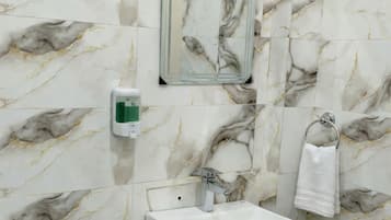 Deluxe-herbergi með tvíbreiðu rúmi - útsýni yfir port | Baðherbergi | Snyrtivörur án endurgjalds, handklæði, sápa, sjampó