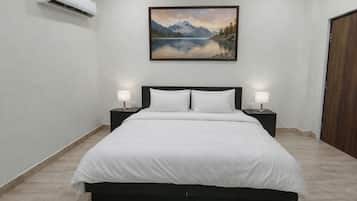 Deluxe-herbergi með tvíbreiðu rúmi - útsýni yfir port | Öryggishólf í herbergi, skrifborð, vinnuaðstaða fyrir fartölvur