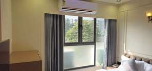 Schreibtisch, laptopgeeigneter Arbeitsplatz, Bügeleisen/Bügelbrett