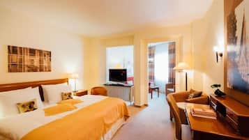 Escritorio, cortinas blackout y tabla de planchar con plancha