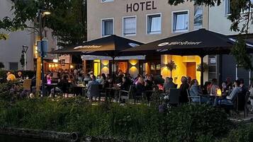 Abendessen, Blick auf den Garten